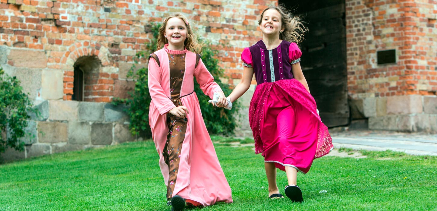 Børn på græsset på Koldinghus