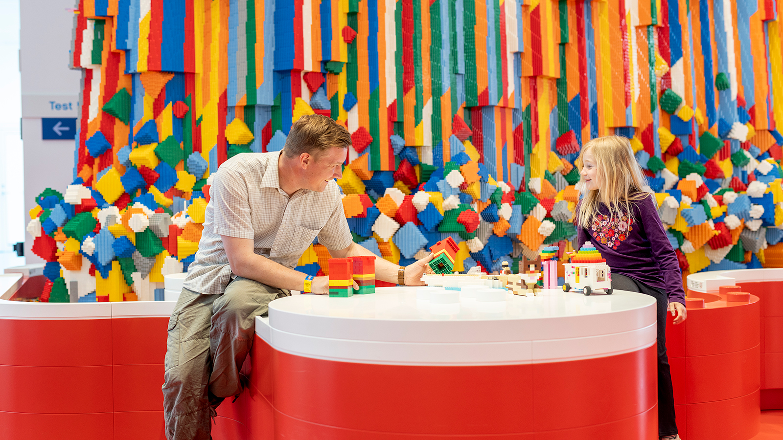 Besøg Home of the Brick og oplev et vandfald af LEGO® Klodser. Du kan også bygge de vildeste kreationer og se dem komme til live. og 