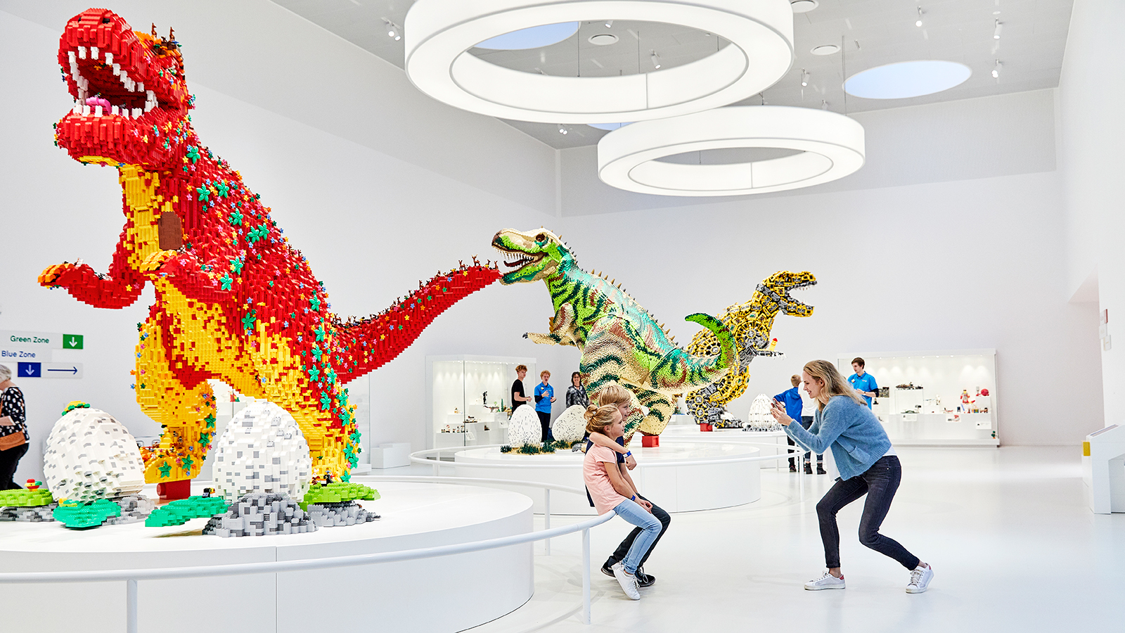 Se de fascinerende kæmpestore dinosaurer i LEGO® House Masterpiece Galleriet. Der er mange som familien her, der lige må tage en selfie eller et portræt med en vild dinosaurer i baggrunden.