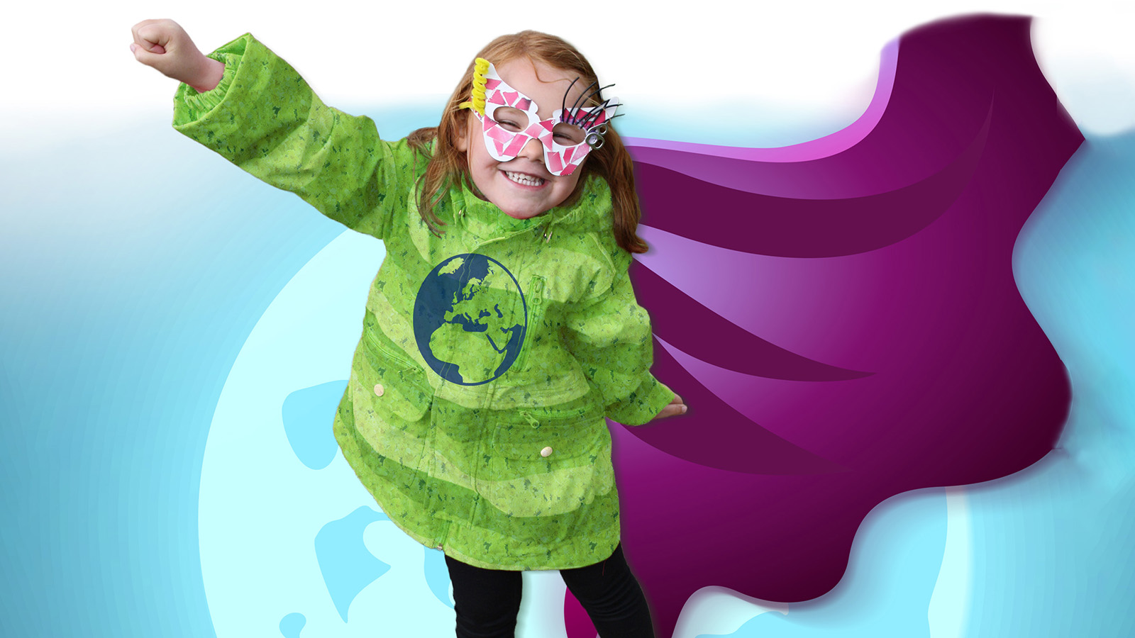 Entdeckt die vielen spannenden Ausstellungen des Økolariet – zum Beispiel als Superheldin wie dieses Mädchen. Kinder und Erwachsene können sich hier auf spielerische Weise in spannende Themen vertiefen, die vom Klimawandel bis hin zur gesunden Ernährung reichen.