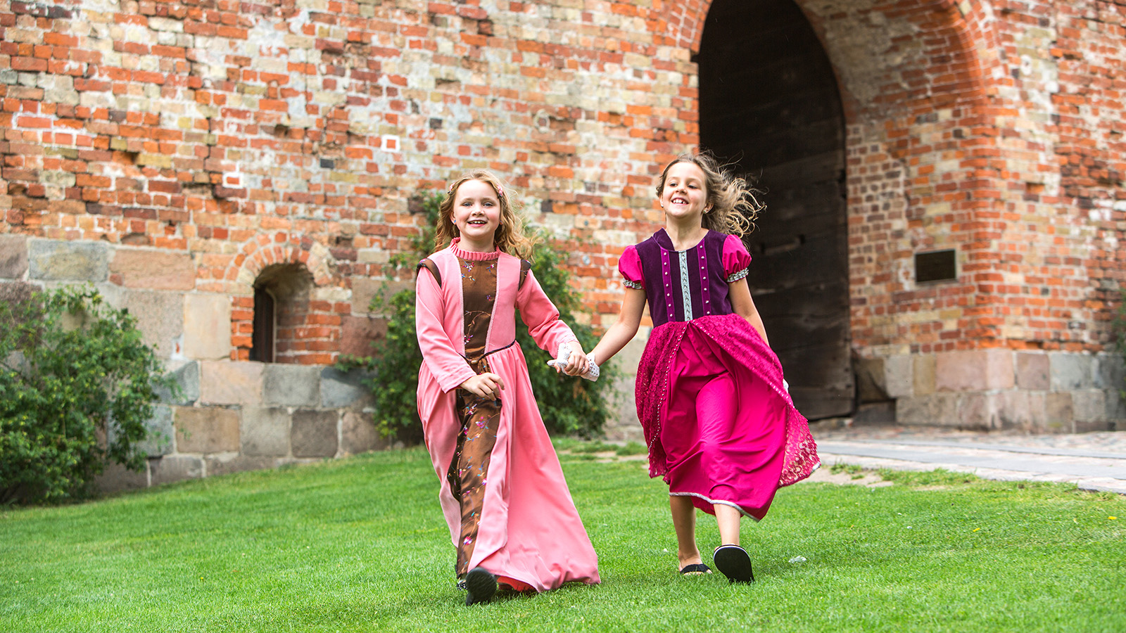 Klæd dig ud som prinsesse, konge eller prins. Prøv lege fra gamle dage. Nyd en aktiv feriedag på det gamle slot, som ligger i LEGOLAND® Billund Resort.