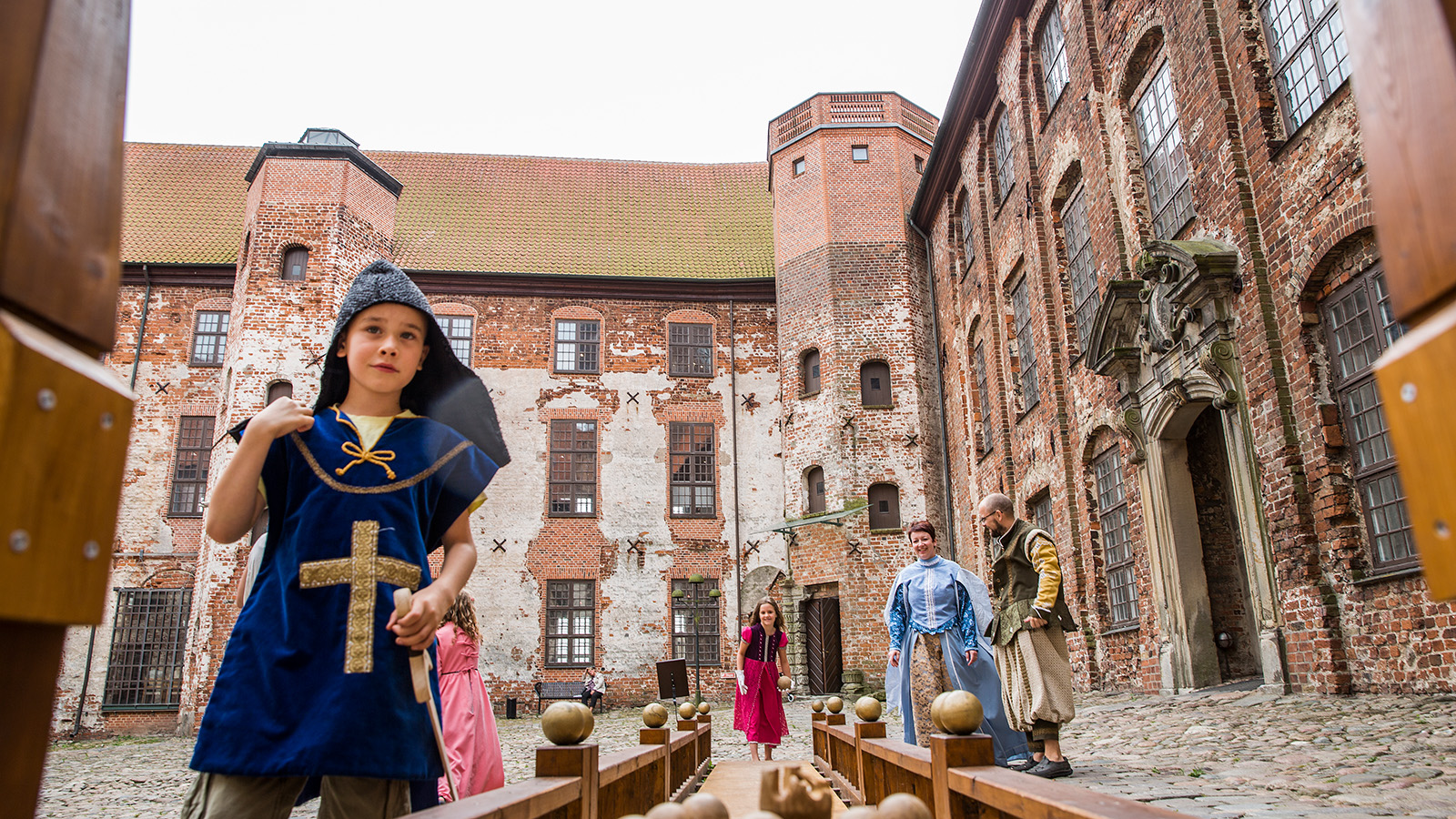 Hier kann man sich wie die Könige und Königinnen verkleiden. Oder eine Runde Bowling spielen, und zwar so, wie es früher gespielt wurde. Das Schloss bietet während der gesamten Ferienzeit zahlreiche Aktivitäten für Familien mit Kindern an.