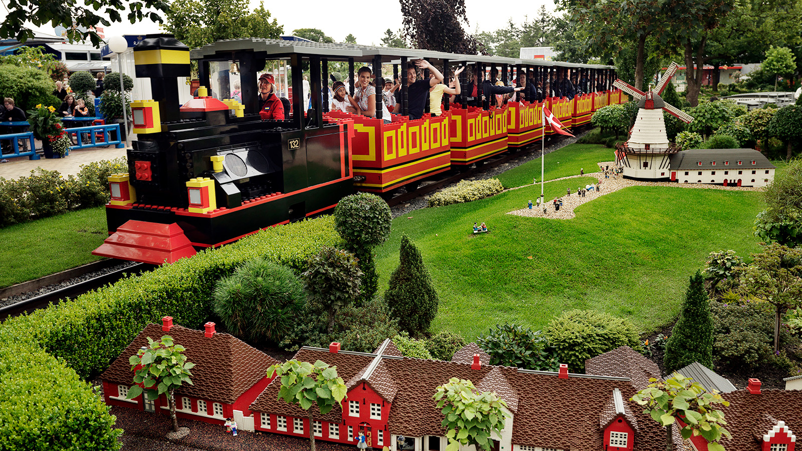 Kom og oplev LEGO® toget i LEGOLAND parken i Billund. Prøv også nogle af de andre 30 mavekildrende forlystelser. Eller hyg dig i Miniland eller DUPLO® Land.