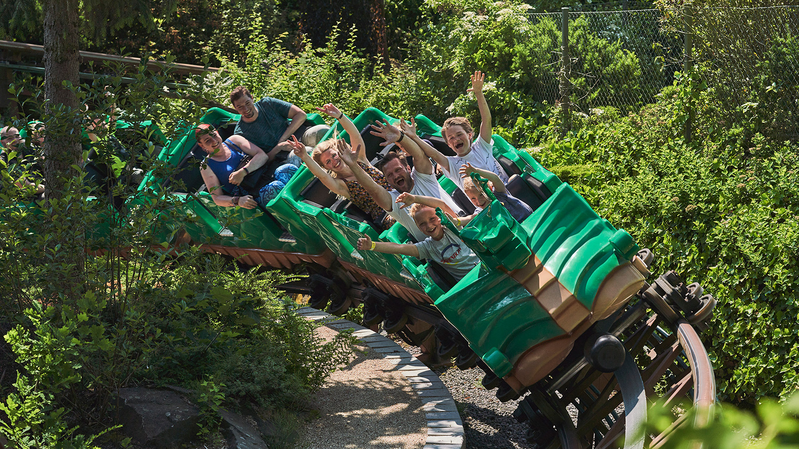 Sus afsted i den grønne drage-rutsjebane i LEGOLAND® Parken. Eller prøv nogle af de andre 50 forlystelser for børn og børnefamilier.