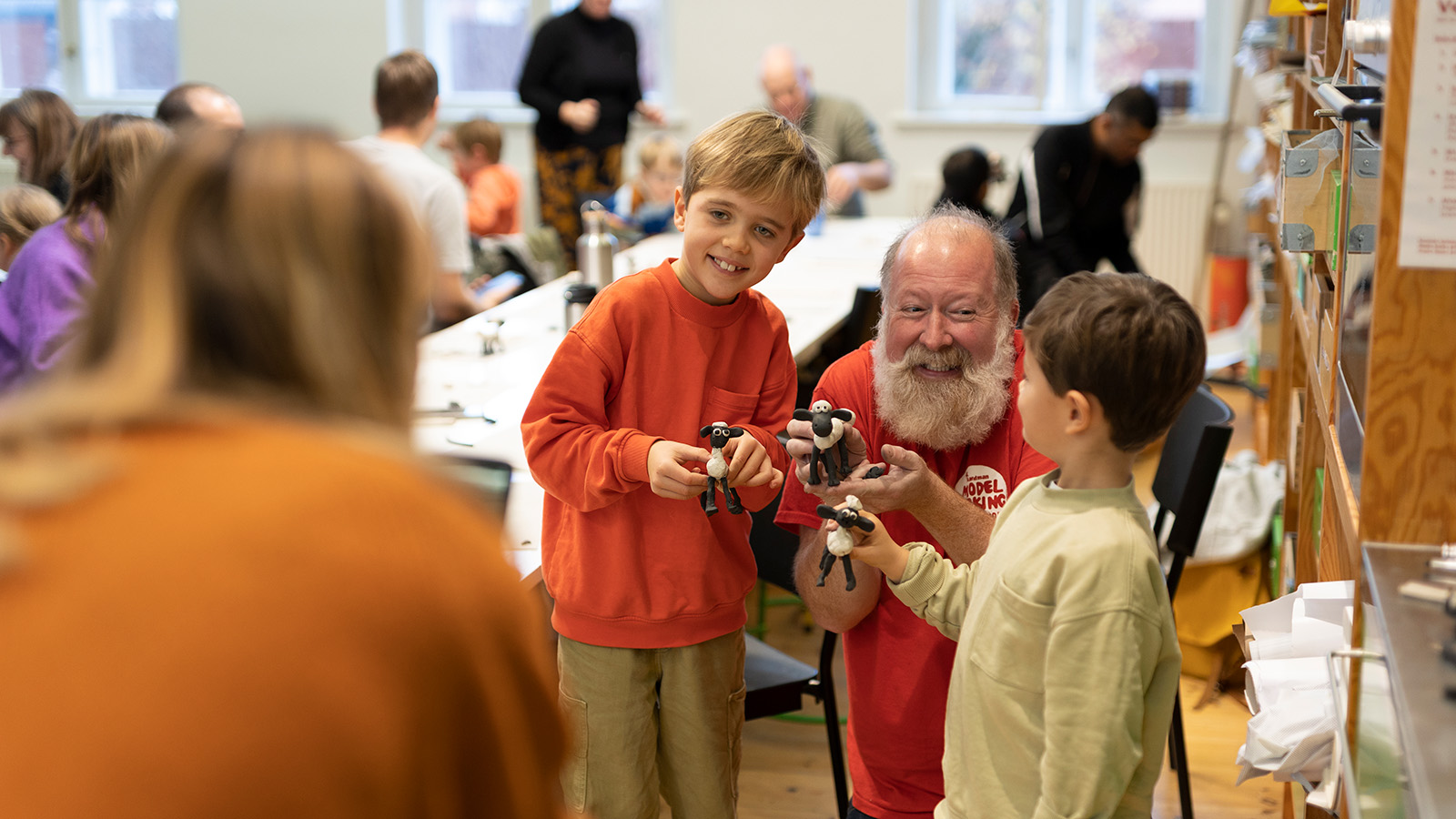 Diese Kinder haben superlustige Knetfiguren geschaffen. In diesem Haus können Kinder und Erwachsene in den Kreativwerkstätten malen, sägen und kleben oder sich verkleiden. Im Sinnesraum kann man zudem lustige Kletterpartien unternehmen.