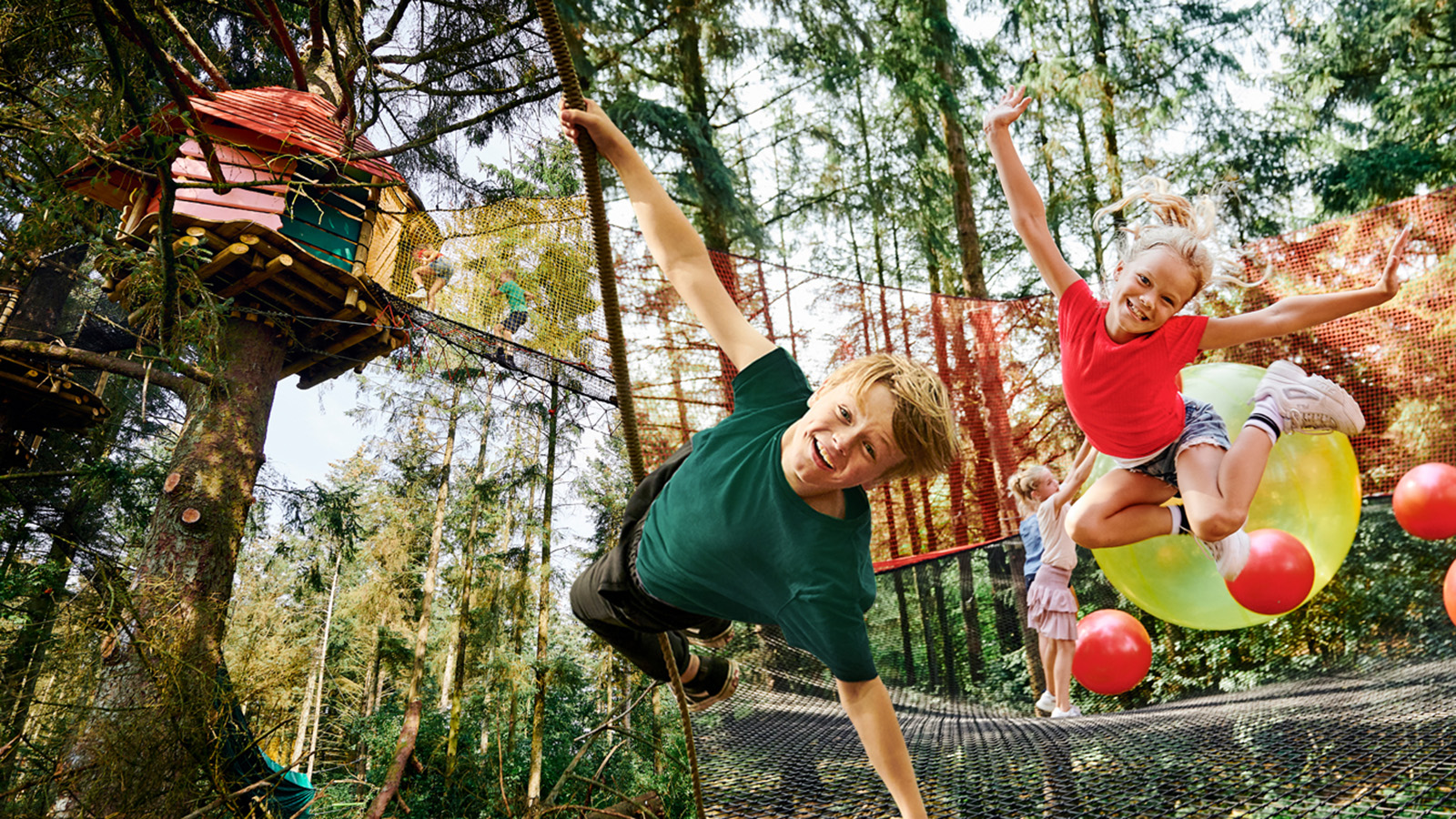 Discover the marvellous forest at WOW Park. Swing, like this boy, from treetop to treetop. Or jump on the giant balls in the gigantic net.