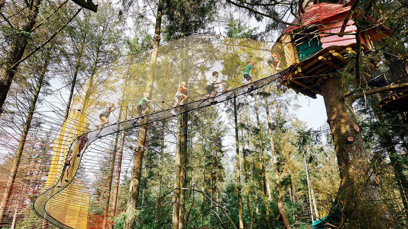 Besøg den vildeste legepark i skoven. Prøv som børnene her at løbe på de lange hængebroer fra trætophytte til trætophytte. Det er aktiv ferie for børnefamilier. 