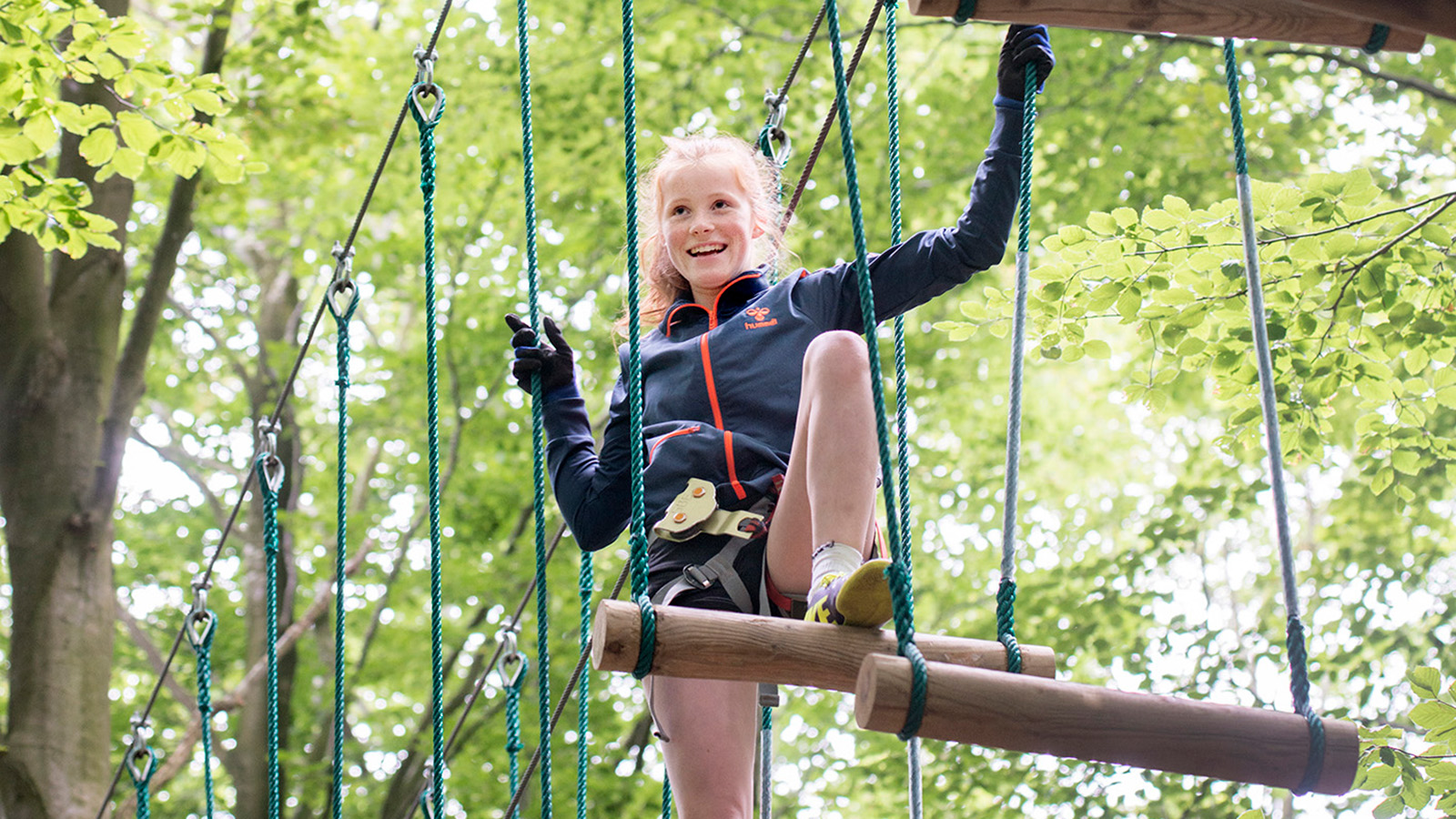 Prøv en klatretur i en af Vejles smukke skove. Her venter de sjoveste familievenlige klatrebaner på jer. Hold en aktiv familieferie i LEGOLAND® Billund og kom hjem med en masse nye naturoplevelser.