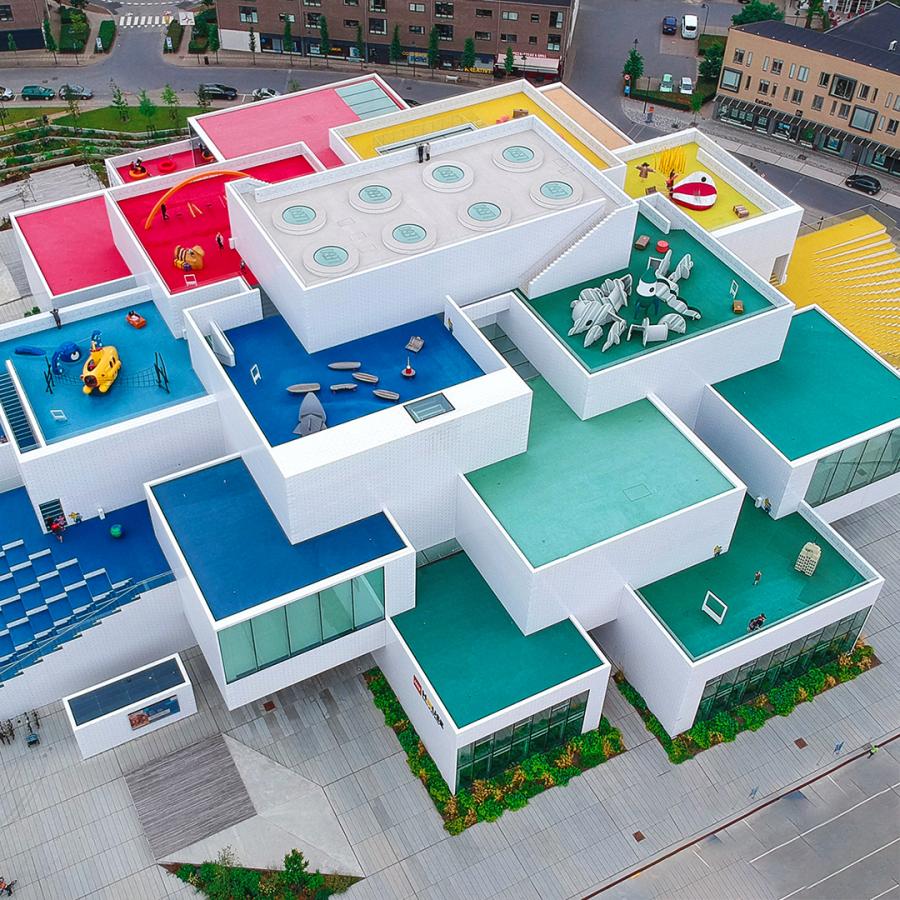 lego-house-oppefra-drone-billede-farver