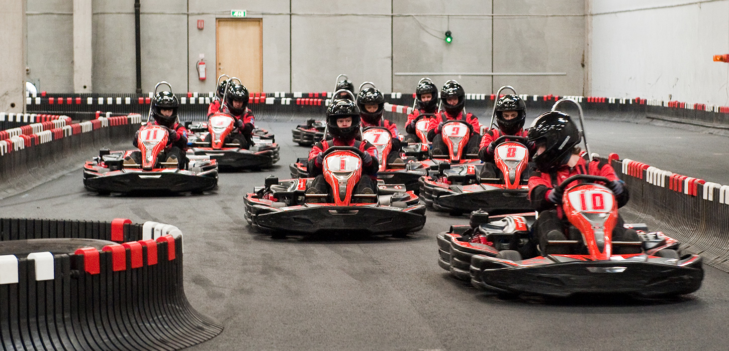 3 Kinder fahren in Go-Karts um die Wette. Kinder im Alter von 7 Jahren und mit einer Mindestkörpergröße von 120 cm können hier mit speziell angefertigten Go-Karts fahren. Die ganze Familie kann hier also einen Tag voll mit Tempo und Spannung erleben.