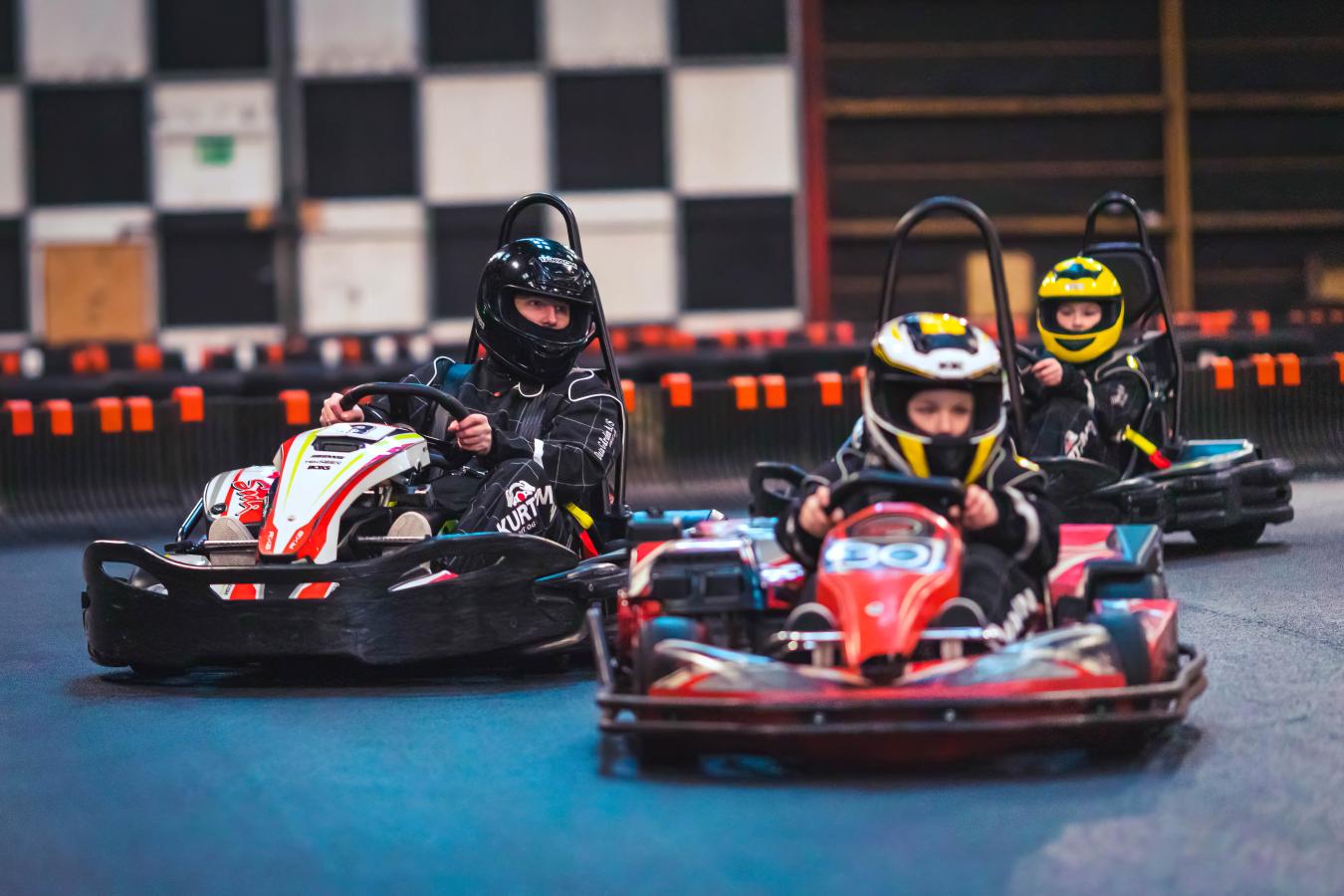 Søger din børnefamilie en oplevelse med masser af fart? Prøv at køre i gokart. Børn helt ned til 7-årsalderen kan være med. Hold en aktiv familieferie i LEGOLAND® Billund Resort. Her finder du både indendørs og udendørs oplevelser for hele familien.