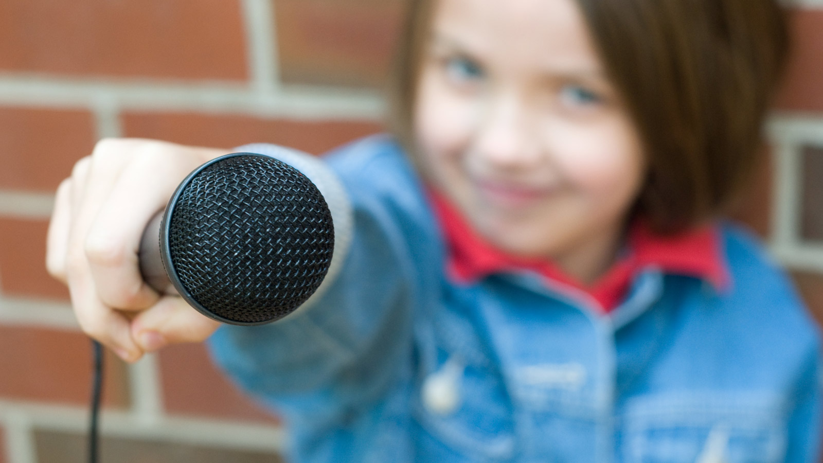 Ein Mädchen hält das Mikrofon hin. Sie ist bereit für das Interview. Die Presse ist im LEGOLAND® Billund Resort immer willkommen. Hier mehr erfahren.