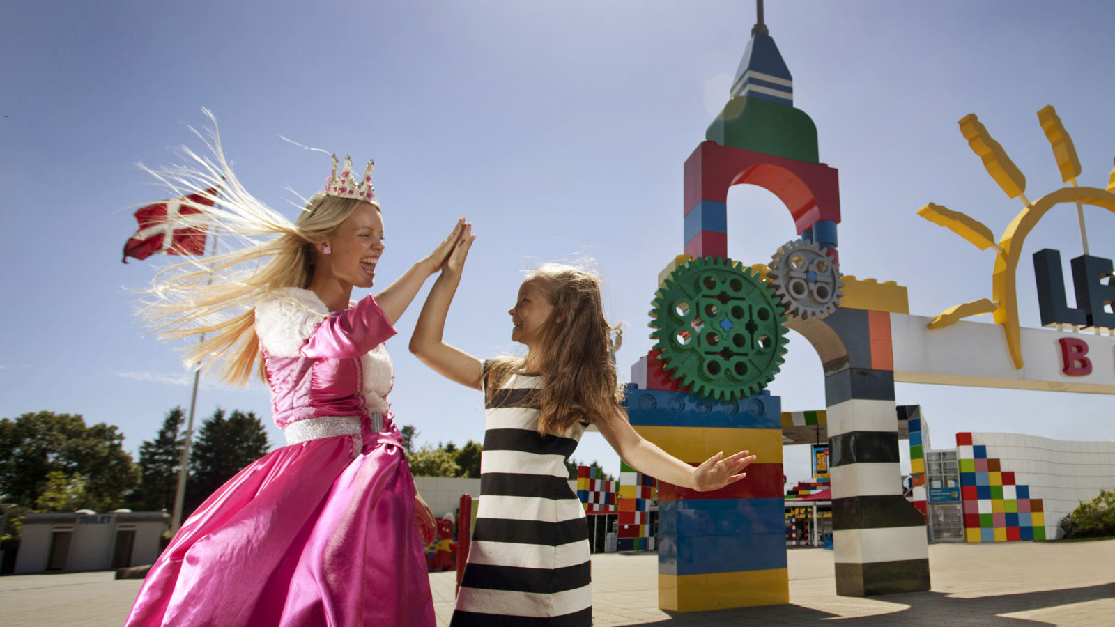 Gå igennem LEGOLAND® Portalen ind til en magisk LEGO® Park. Giv prinsesser high five eller tag en tur i en af de mange mavekildrende forlystelser og rutsjebaner.