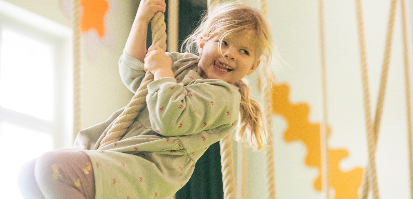 Pige leger i Nicolai for Børn