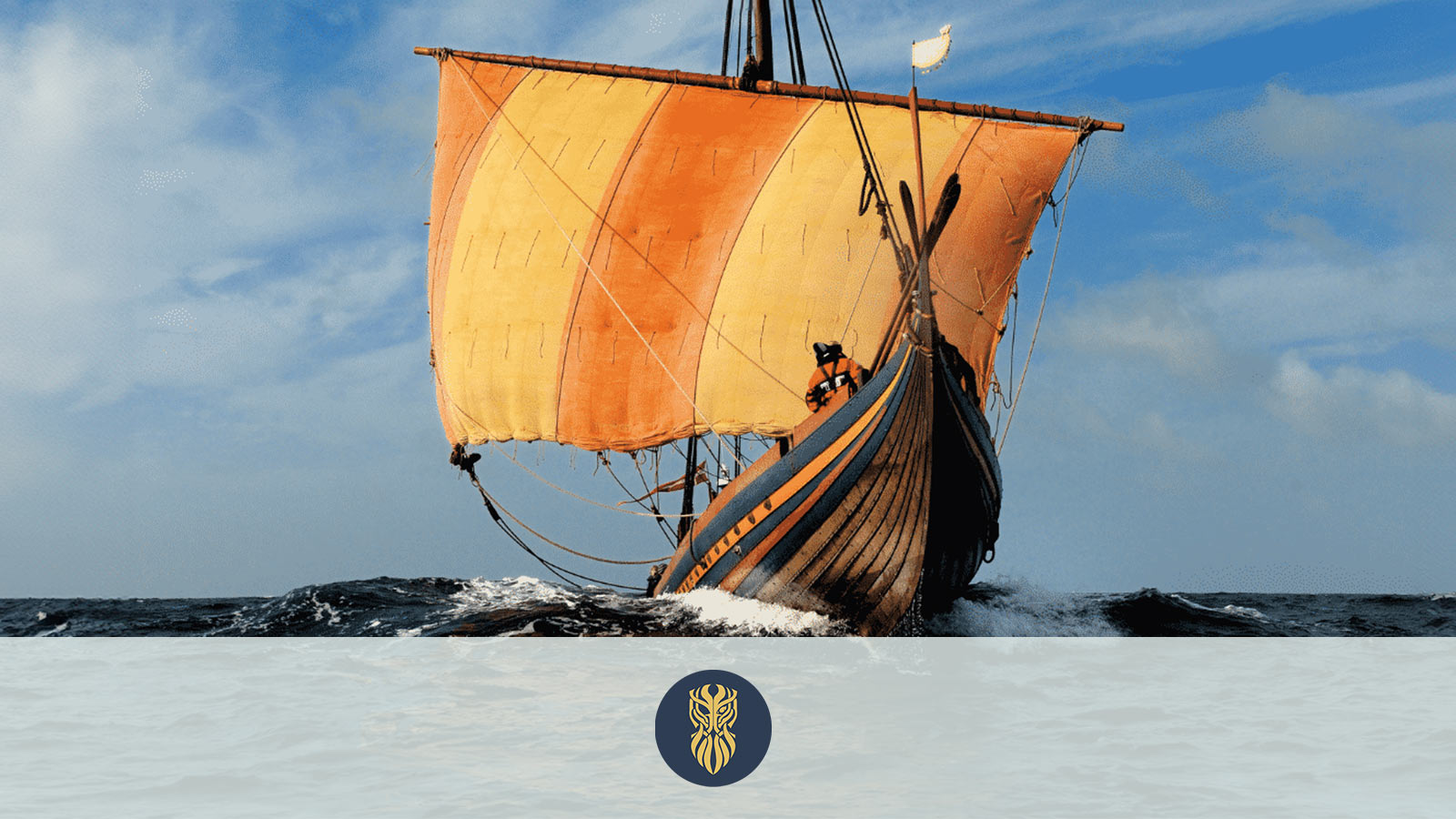 Vind blæser i det gule og orangestribede sejl på vikingeskibet, der er på testsejlads fra Roskilde Vikingemuseum.