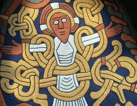 Illustration, hvor Kristiusfiguren på Jelingstene er i gule, orange og blå farver med kombineret med asertroens mønstre