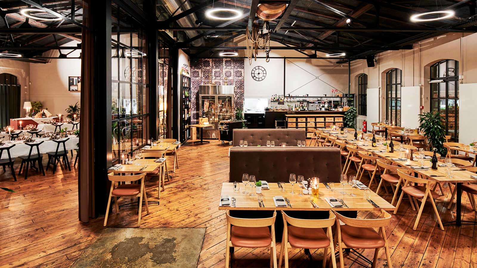 Restauranten ligger i tidligere sølvvarefabrik. Det fornemmer man tydeligt i lokalerne med de kraftige søjler, originale trægulve og indistruelle loft.