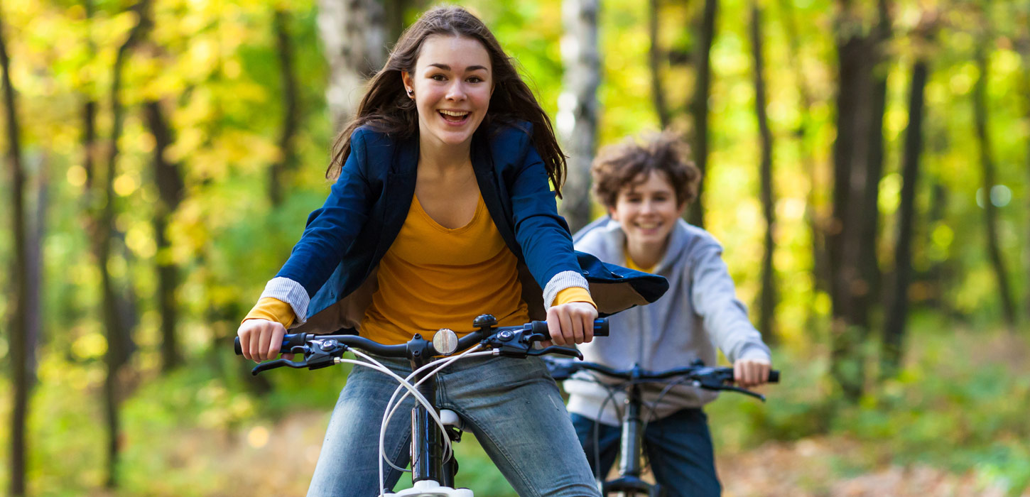 Børn på cykeltur i skoven