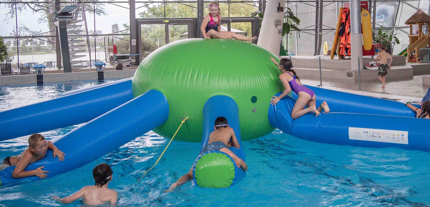 Børn i Slotssøbadet i Kolding