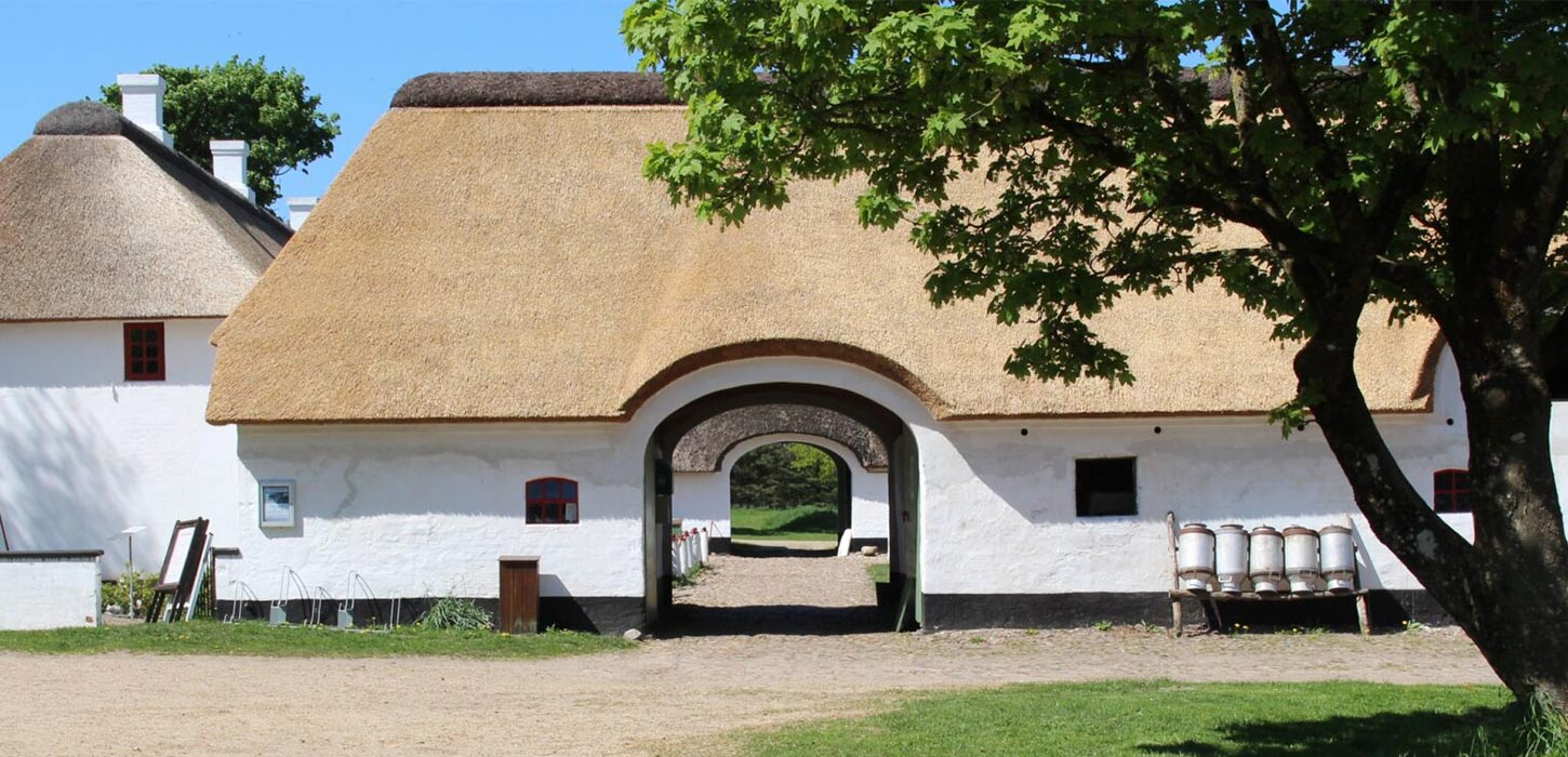 Bindingsværksgård med stråtag på Mark | Museet for en Ny Danmarkshistorie, en del af Small Wonders-ruten.