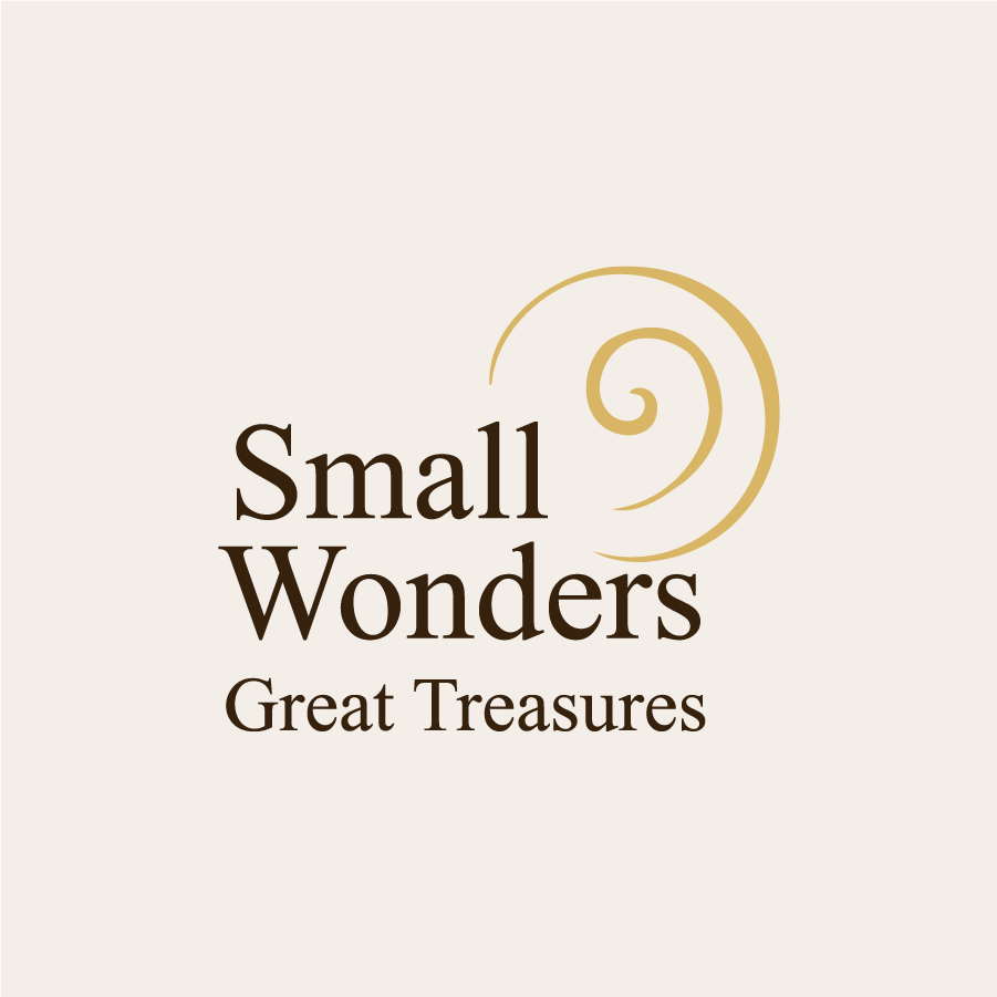 Logo med teksten "Small Wonders – Great Treasures" og en gylden spiralillustration.