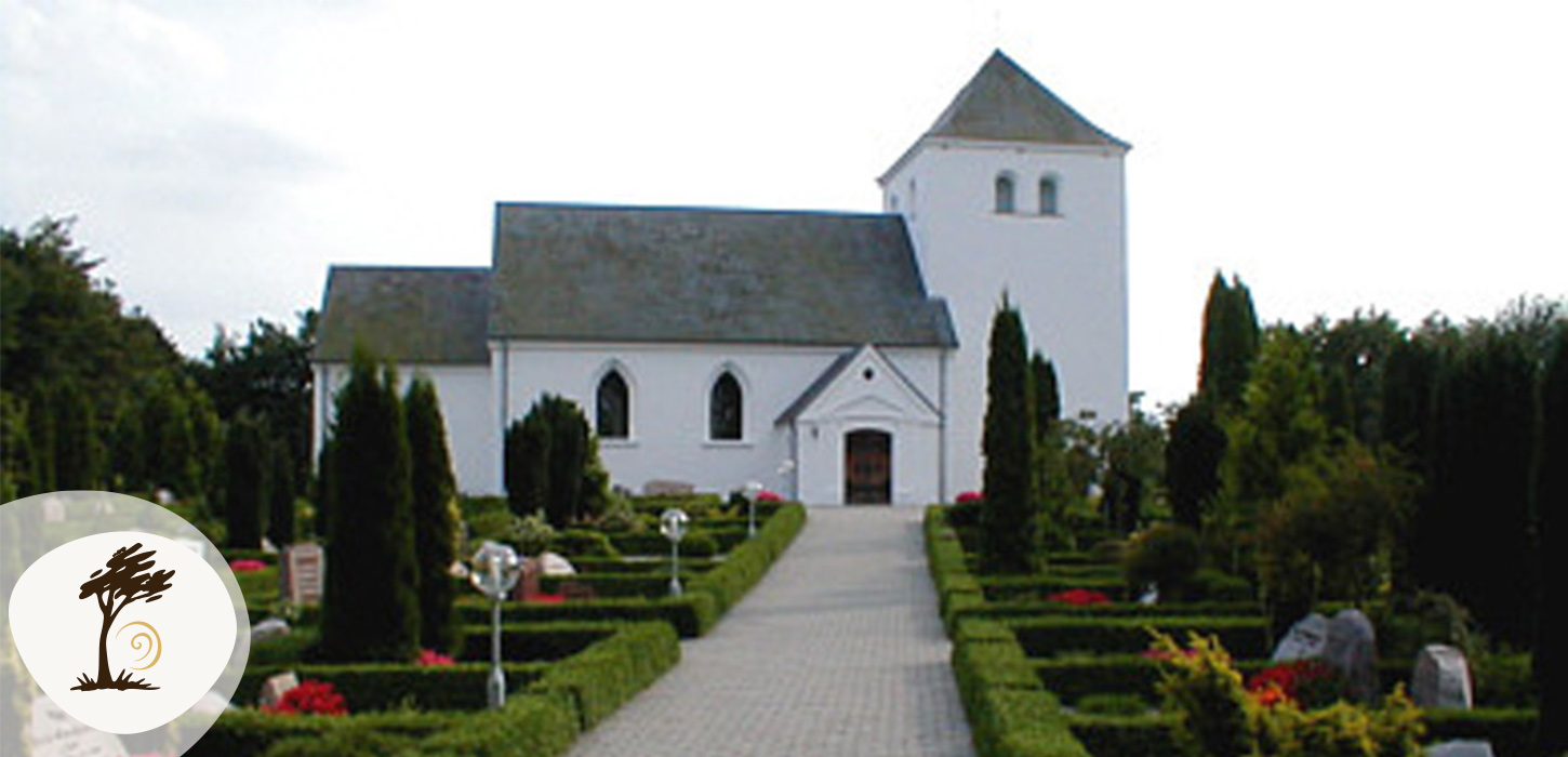 Filskov Kirke med hvid facade og kirkegårdshave, en del af Small Wonders-ruten.
