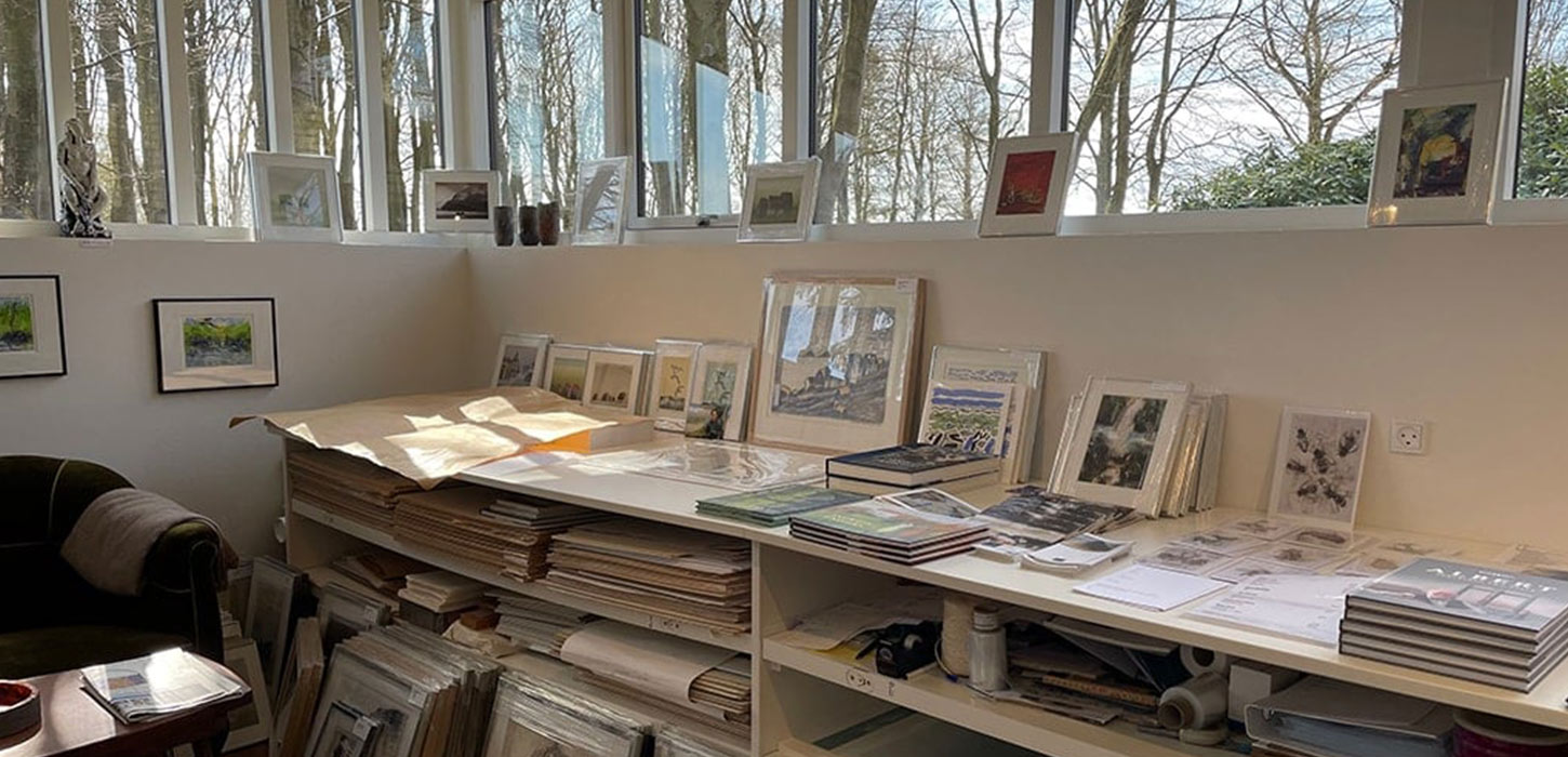 Galleri Sam er fyldt med kunstværker, tryk og bøger udstillet på hylder og borde. Galleriet er en del af Kunstruten i Small Wonders – Heart of Jutland.