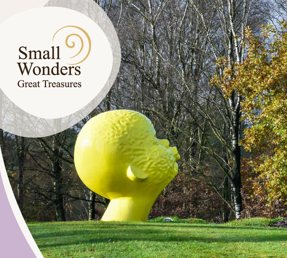 Stor gul kunstskulptur i landskab ved Kunstruten, en del af Small Wonders.