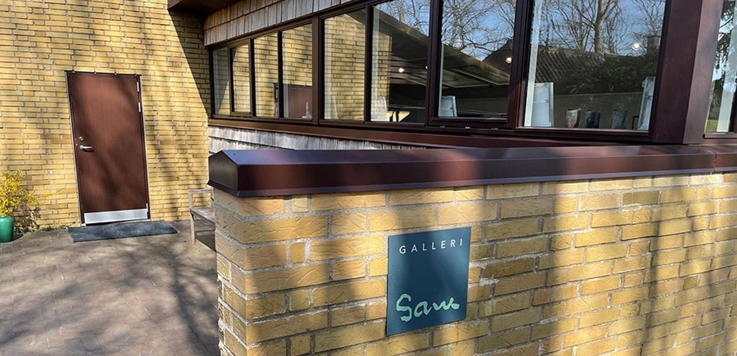 ndgangen til Galleri Sam med galleriets skilt på murværket. Galleri Sam er en del af Kunstruten i Small Wonders.