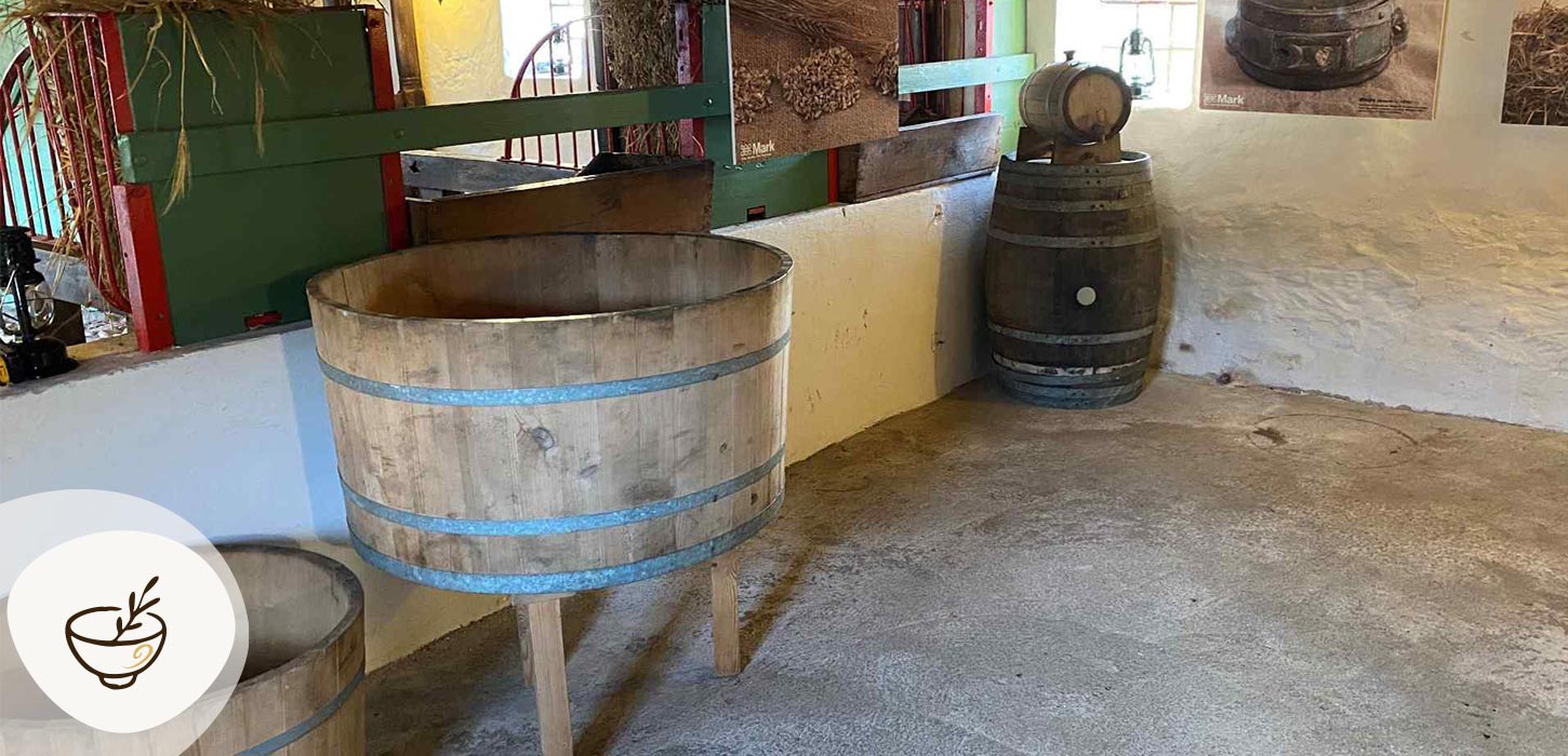 Store trækar og trætønde i bryghuset på Museumsgården Karensminde, en del af Gastroruten i Small Wonders.