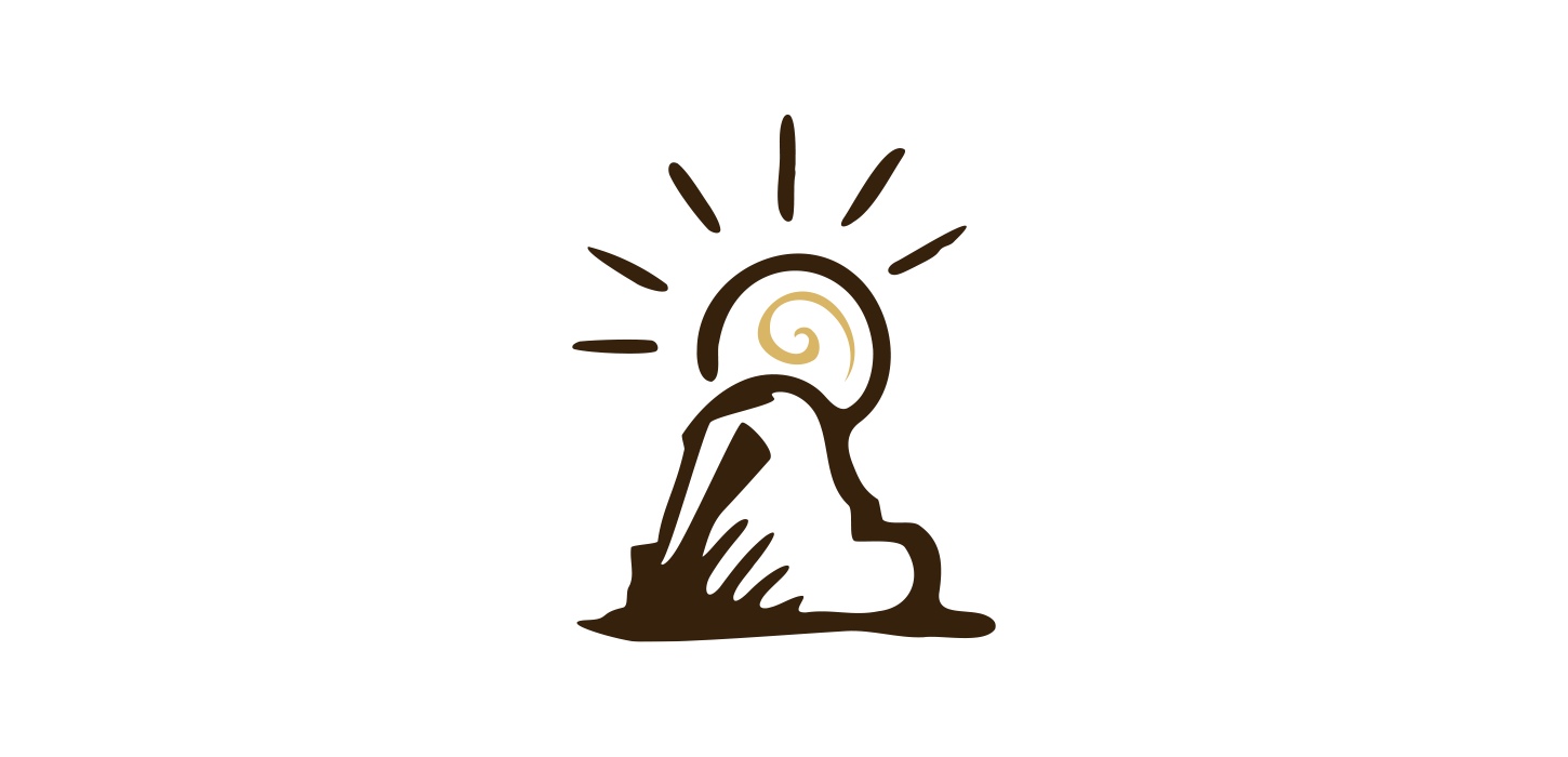 Kunstrutens logo med en stiliseret stenformation og en spiral som sol over motivet.