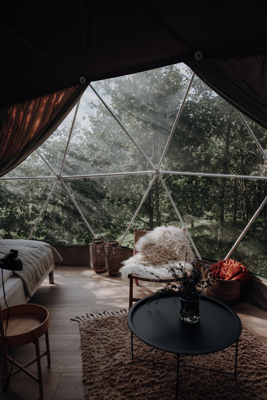 Bøgebjerg glamping domes in het Kustland in Zuidoost Jutland, Denemarken