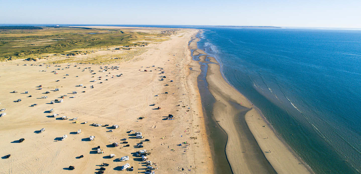 Ontdek het breedste strand van Europa, Lakolk Strand in Denemarken, waar je met de auto kunt rijden