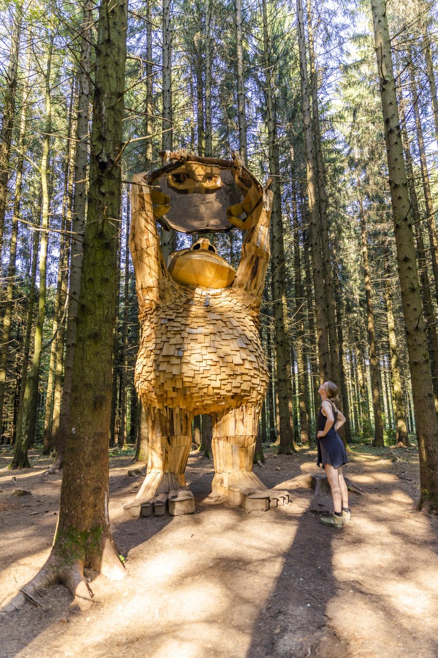 Ga op trollen safari in Denemarken. Trol Jensnej van Thomas Dambo verstopt zich in het mooie Kustland