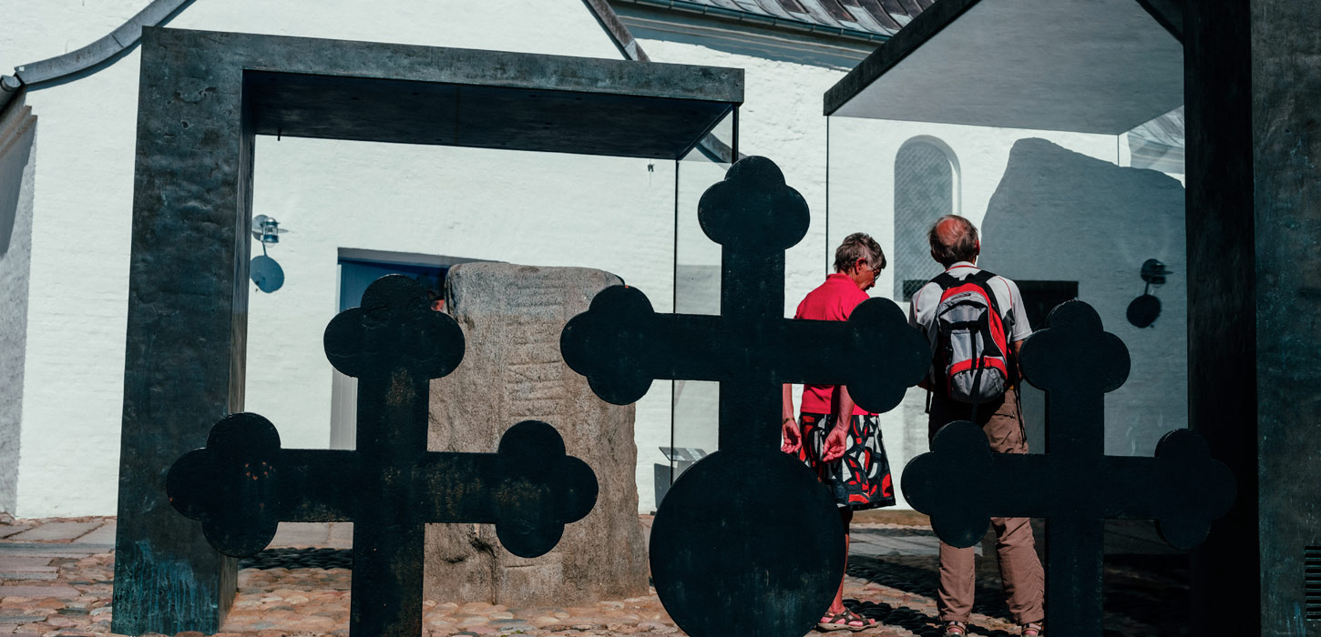 Par ser på Runestenene ved Kongernes Jelling