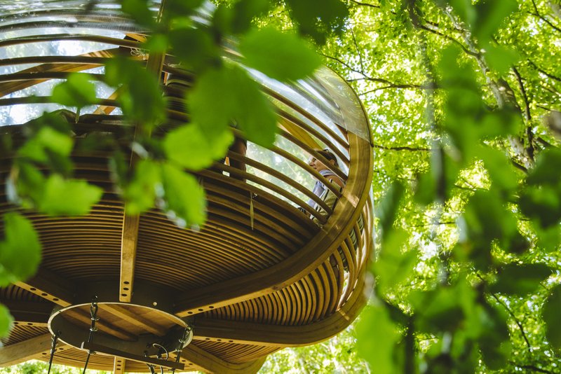Overnacht tussen de boomtoppen in The Nest in Aabenraa in Zuid Jutland, Denemarken