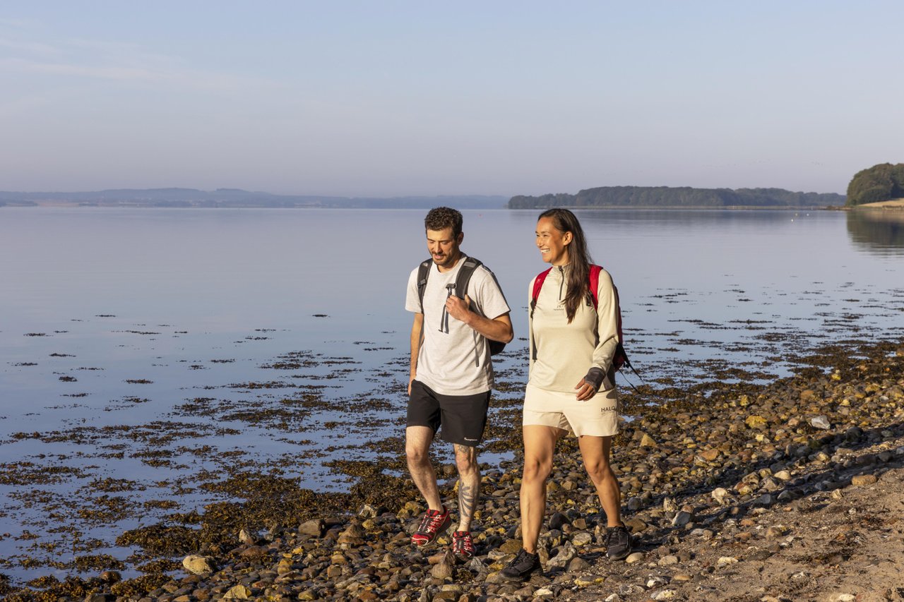 Wandel het Horsens Fjord rond in Denmarken